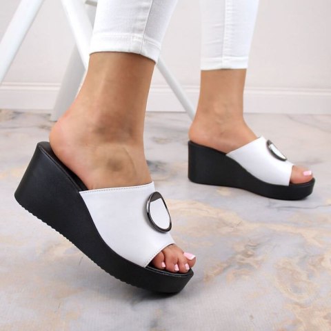 Skórzane klapki na koturnie Filippo W DK4610 białe 38