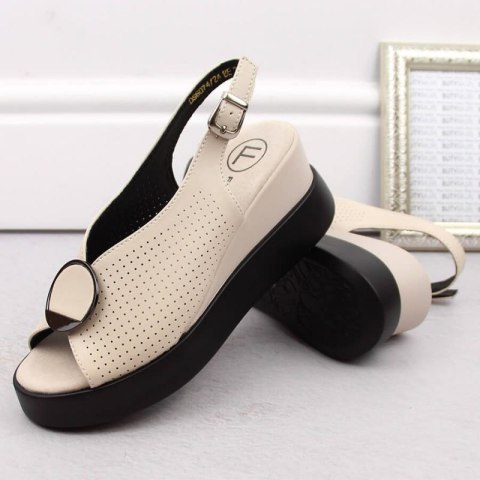 Skórzane sandały na koturnie ażurowe Filippo W PAW530 beżowe 39