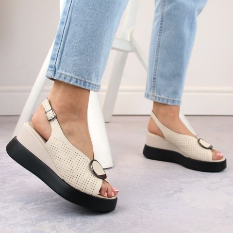 Skórzane sandały na koturnie ażurowe Filippo W PAW530 beżowe 41