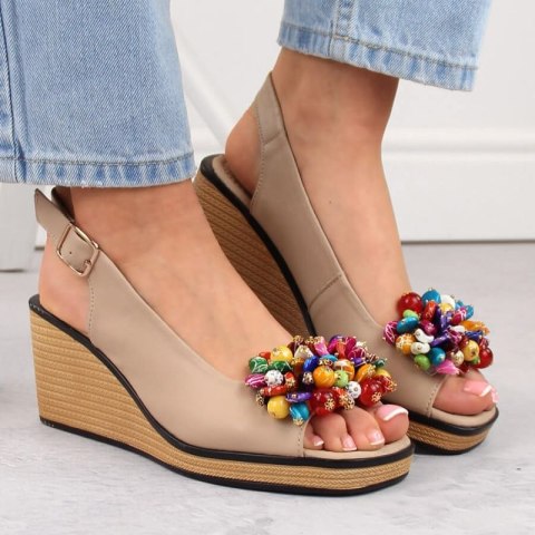 Skórzane sandały na koturnie z kolorowymi koralikami Filippo W PAW528 beżowe 39