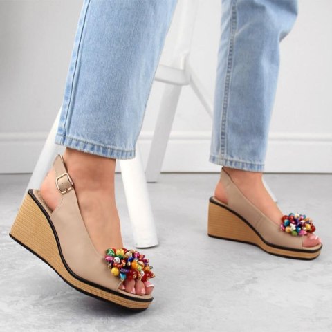 Skórzane sandały na koturnie z kolorowymi koralikami Filippo W PAW528 beżowe 39